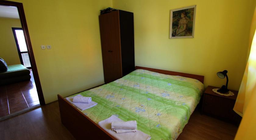 Apartments Branko Ровин Екстериор снимка