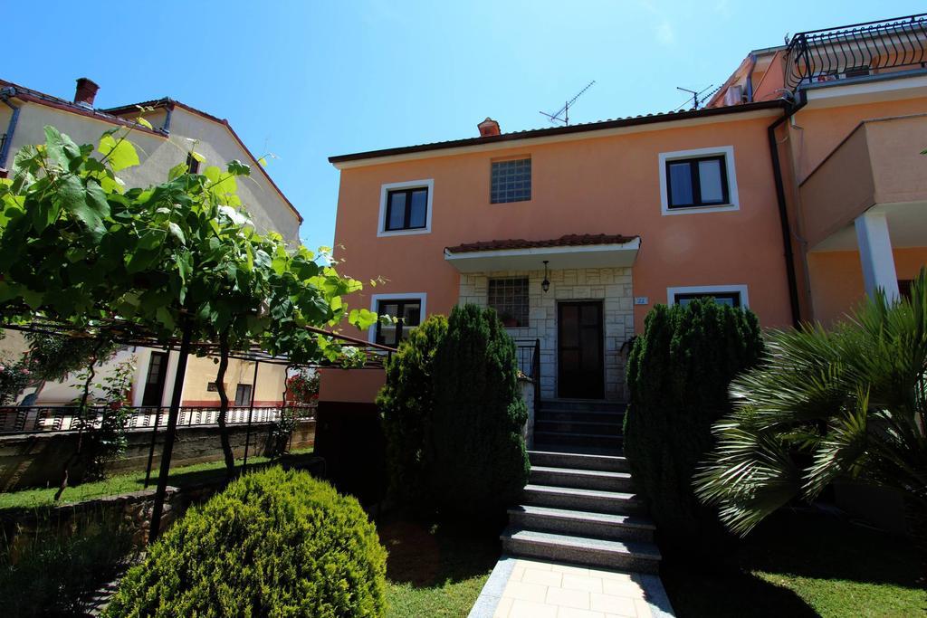 Apartments Branko Ровин Екстериор снимка