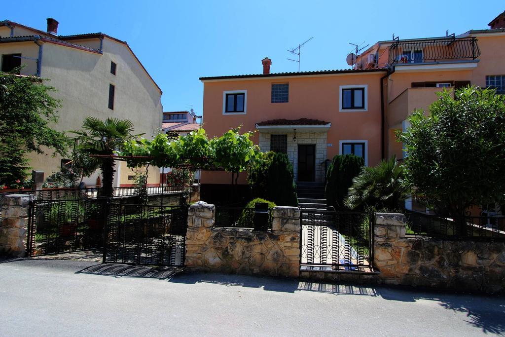 Apartments Branko Ровин Екстериор снимка